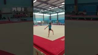 melayna compétition gymnastique  à même pas 9 ans     très beau sol