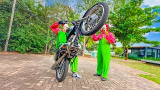 O CLONE DO BONZINHO EMPINOU A MOTO DE GRAU DO PAPAI 🤡 * quem foi o melhor? *