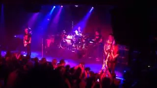 Avril Lavigne performing "What The Hell" at the Highline Ballroom!