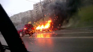 на Ростовской набережной Москвы Maserati врезался и вспыхнул как факел.Водитель сгорел заживо.