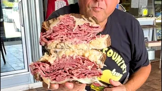 THE BEST REUBEN SANDWICH IN LOUISVILLE, KENTUCKY? | The Block Gourmet Deli | Restaurant Review