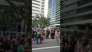 muita agitação no show do dorme sujo na avenida Paulista