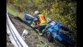 Unfall auf der A7: Pkw landet in Böschung