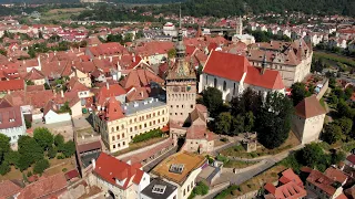 Orasul vechi din Sighisoara vazut de sus | Transilvania | Romania | 4K