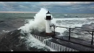 15 Feet Waves And 50mph Winds Slam A Michigan Lighthouse! Insane😲