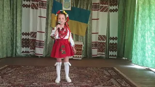 ,,Я маленька україночка"  -  співає Соломійка Копистенська.