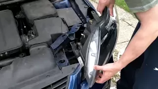 Replacing a 2008 Ford Focus Headlamp in under 3 minutes.