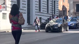 Roma da in escandescenza in mezzo alla strada, bloccato dalla polizia