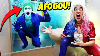 TRANSFORMAMOS O BANHEIRO EM UMA PISCINA E O CORINGA SE AFOGOU! A ARLEQUINA SALVOU O CORINGA!