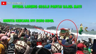 Ritual larung sesaji pantai bajul mati ribuan pengunjung melihat kereta nyi roro Kidul