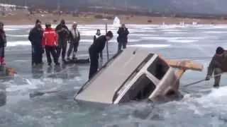 Russian fishermen caught the car on Lake Baikal mp4