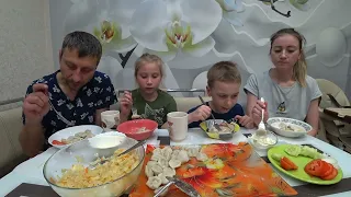 МУКБАНГ ДОМАШНИЕ ПЕЛЬМЕНИ СО СМЕТАНКОЙ #dumplings #StepFamily #mukbang