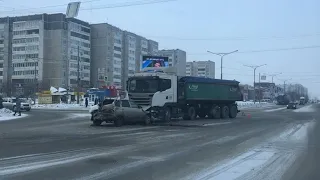 ВАЗ влетел под большегруз.  Страшное ДТП в Каменске Уральском