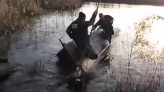 Пьяные рыбаки пытаются отплыть от берега