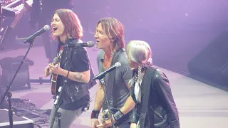 Keith Urban "Where The Blacktop Ends" (with Larkin Poe) Live @ Giant Center