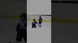 Mini Mite Hockey FIGHT!😲(the kids face at the end🤣)!! #shorts #hockey #hockeyfight