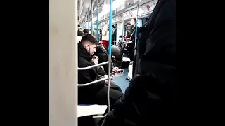 Харошие певец в метро