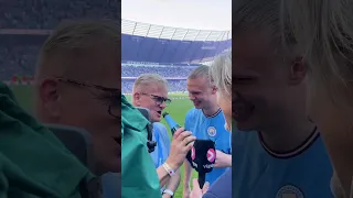 Erling Haaland hands his EPL league medal to his father 💥