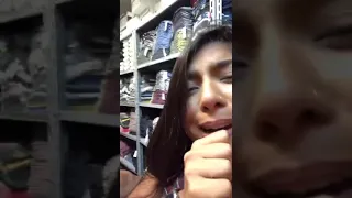 Menino cantando no estoque de uma loja.