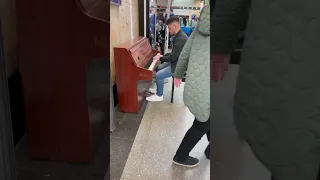 When you play Dr Dre on piano in public😎