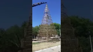 Ensamble del gran árbol de navidad en Reconquista