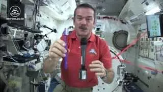 Chris Hadfield se brosse les dents dans l'espace