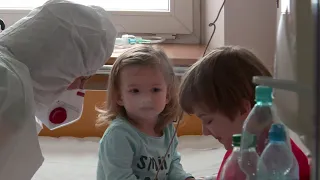 Rodzina z COVID-19 rozdzielona w szpitalu. Samotnym dzieciom pomogli wolontariusze (UWAGA! TVN)