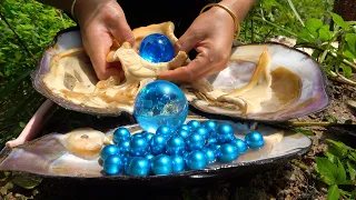 💎💎River bottom agate! The girl found a giant clam by the water, containing pearls of gem beauty