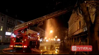 В Твери горит заброшенное здание на Новоторжской улице