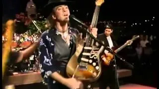 Stevie Ray Vaughan's Roadie Change the guitar during the show