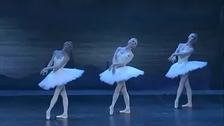 SWAN LAKE - Dance of the Swans Act 2 - Pas de Trois (Teatro Alla Scala)