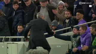 Tottenham, Mourinho e l'abbraccio col giovane raccattapalle: "Il gol del 2-2? Merito suo"