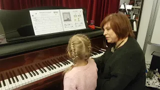 Hello Piano-2- Lesson with 5 y.o. student .  The first  notes H,C,D,. Interval Sekunde