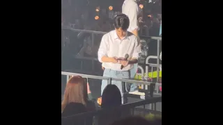 Kyungsoo taking photo with fans phone 😭😱🤩 #exo #kyungsoo Clock Fanmeeting Concert