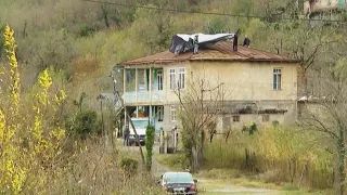 Ураганный ветер срывал крыши с домов и валил деревья в Грузии