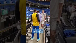 Lorenzo Brown greets Rudy Fernandez and Mario Hezonja after shootaround 🤝