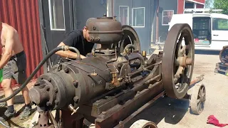 Startup of a big 30 HP 16 litre (975in³) Hot Bulb Engine with massive sound