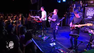 Alt-J - Left Hand Free (Live at The KROQ Red Bull Sound Space)