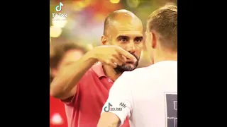 Pep Guardiola talking with Kroos 😻❤️