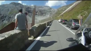 Motorral a Stelvio hágóra