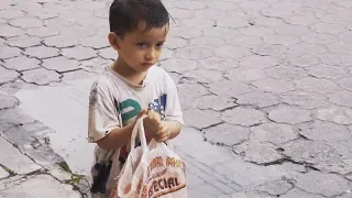 Homeless boy collects trash on the street and the incredible happens