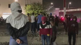 Policía de EEUU dispersa a migrantes que protestan en frontera con México