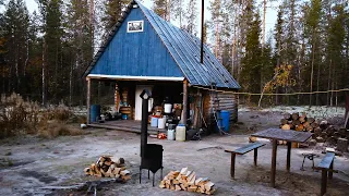 Осенёвка в лесной избе Алексея. Есть добыча, тайга накормила. Приехали мужики. Охота и рыбалка 2022.