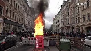 Demonstration in Leipzig: Steinwürfe & brennende Barrikaden