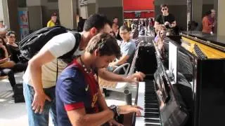 Deux inconnus jouent du piano dans la gare d'Austerlitz