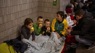 Babys und Kinder im U-Bahn-Bunker in Kiew: "Sirenen heulen jede Stunde"