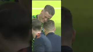 Jordan Pickford plays through the pain! 🫡