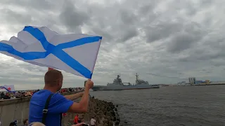 Проход военных кораблей через Кронштадт в день ВМФ