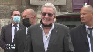 Alain Delon victime d'abus de faiblesse ? - Reportage #cdanslair 08.07.2023