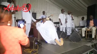 Sir Shina Peters Humbleness, Prostrate on Stage to Ebenezer Obey